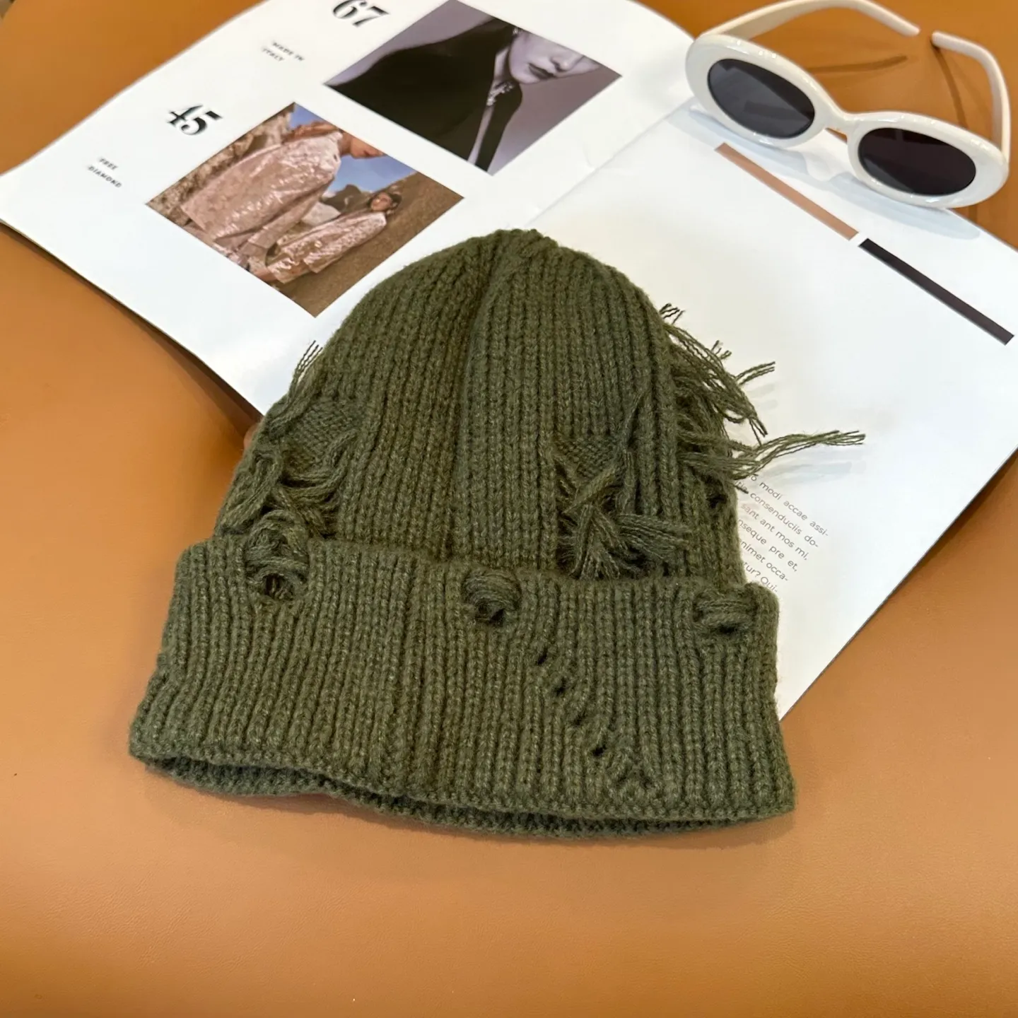 P60 🤍Chrome hearts new autumn and winter cross knitted hat🧶 One of the must-have hats in autumn and winter~ It really looks good on whoever wears it~, it is also a perfect match in black and white and gray in autumn~